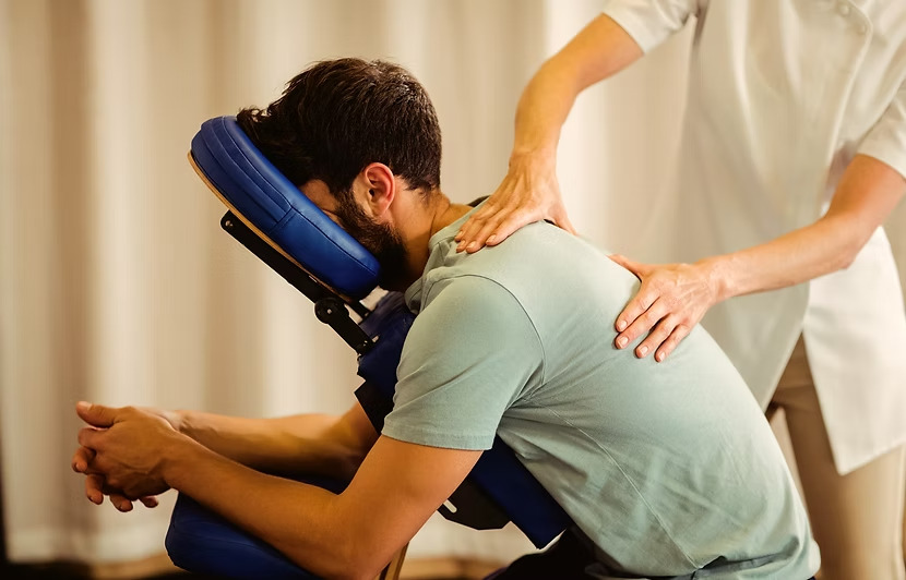 Massage Amma assis sur chaise ergonomique